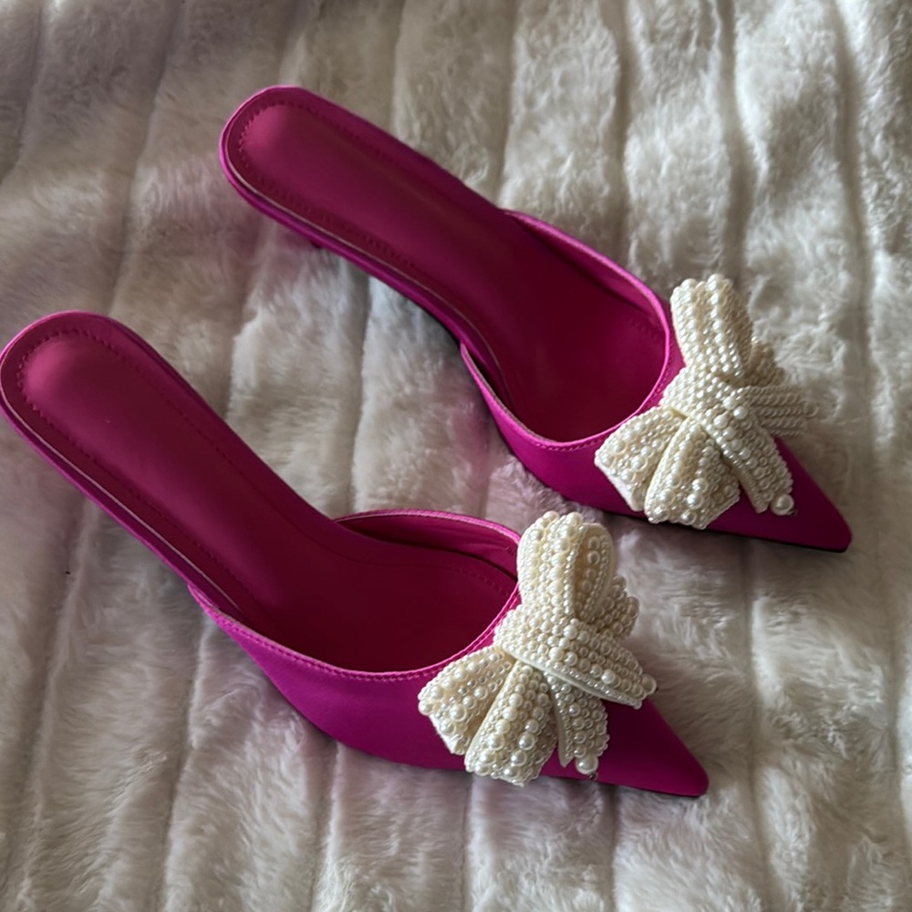 Chic Fuchsia Heels with Pearl Bow
